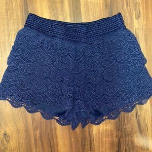 Cute detailed navy blue shorts